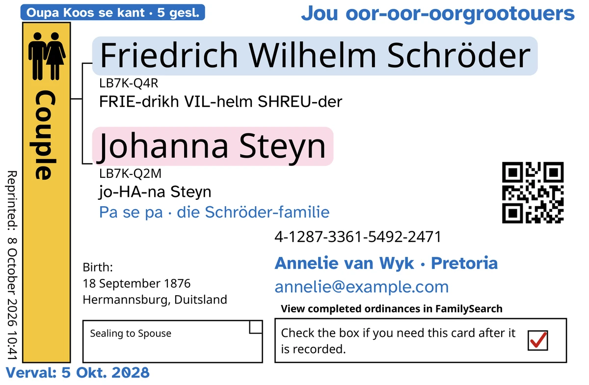 Voorbeeld van ’n egpaarkaart se voorkant (verseëling aan eggenoot), ná TempleKit, vir ’n versinde man en vrou, Friedrich Wilhelm Schröder en Johanna Steyn. In blou bygevoeg: die etiket “Oupa Koos se kant · 5 gesl.”, “Jou oor-oor-oorgrootouers” regs bo, “Pa se pa · die Schröder-familie” onder die name, die kontakreël “Annelie van Wyk · Pretoria” en “Verval: 5 Okt. 2028”. In swart bygevoeg: hoe om elke naam uit te spreek, met “FRIE-drikh VIL-helm SHREU-der” eerste. Die blokkie Couple is goud ingekleur, elke naam het ’n sagte kleur agter hom, en die terugstuurblokkie het ’n rooi merkie. Alles anders is FamilySearch se eie drukwerk.