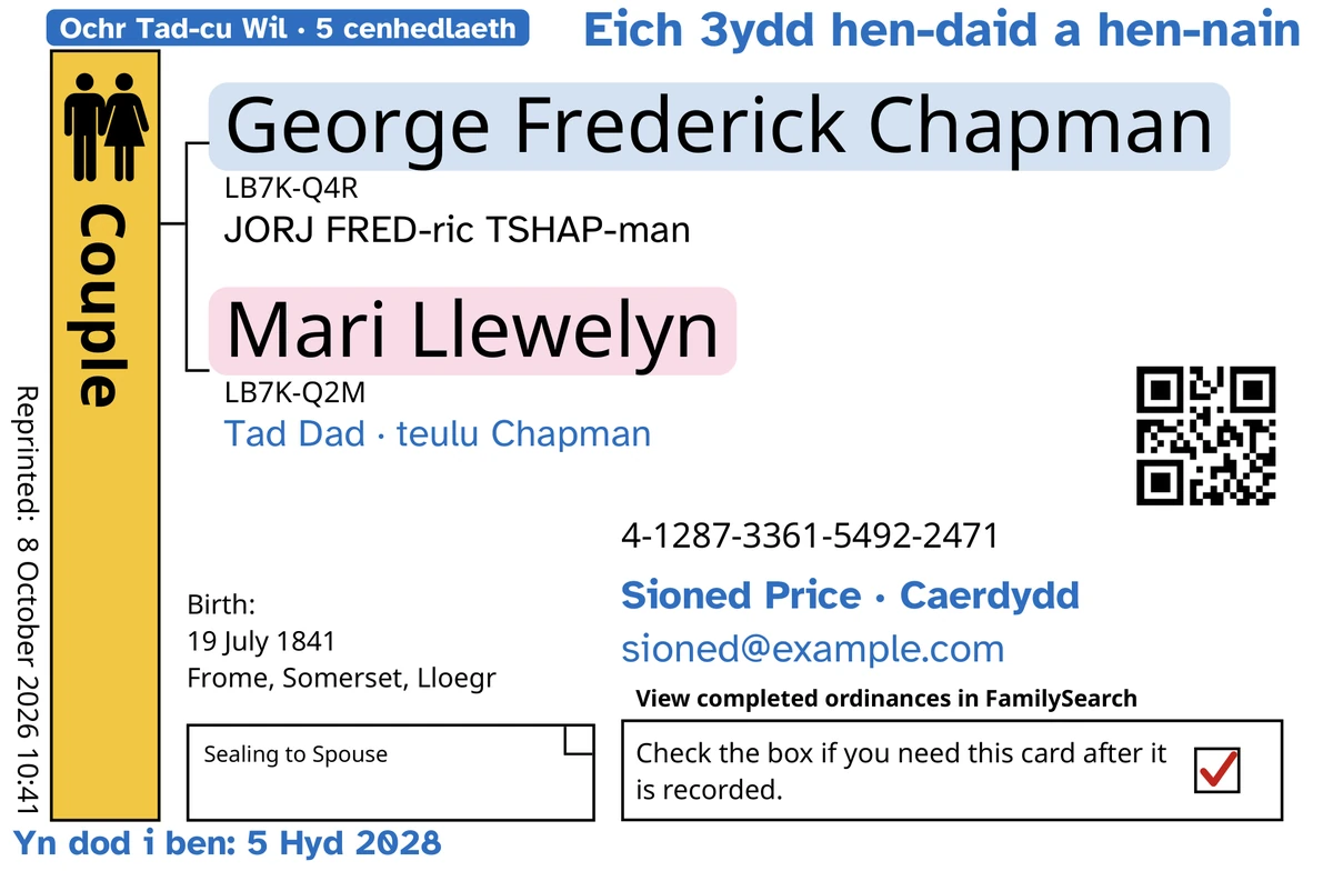 Blaen cerdyn cwpl enghreifftiol (selio i briod), ar ôl TempleKit, ar gyfer gŵr a gwraig dychmygol, George Frederick Chapman a Mari Llewelyn. Wedi’u hychwanegu mewn glas: y tag “Ochr Tad-cu Wil · 5 cenhedlaeth”, “Eich 3ydd hen-daid a hen-nain” ar y dde uchaf, “Tad Dad · teulu Chapman” o dan yr enwau, y llinell gyswllt “Sioned Price · Caerdydd” a “Yn dod i ben: 5 Hyd 2028”. Wedi’i ychwanegu mewn du: sut i ddweud pob enw, gan ddechrau gyda “JORJ FRED-ric TSHAP-man”. Mae’r blwch Couple wedi’i lenwi’n aur, mae lliw meddal y tu ôl i bob enw, ac mae tic coch yn y blwch dychwelyd. Argraffu FamilySearch ei hun yw popeth arall.