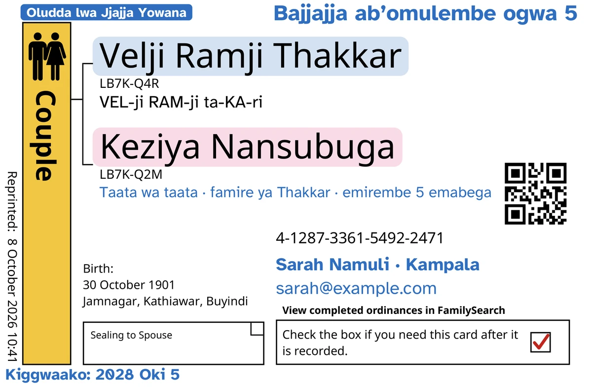 Oludda olw’omu maaso olw’ekaadi y’abafumbo ey’ekyokulabirako (okugattibwa n’omufumbo), nga TempleKit emaze okugikolako, ey’omwami n’omukyala abagunjiddwa, Velji Ramji Thakkar ne Keziya Nansubuga. Ebyongeddwako mu bbulu: akapande “Oludda lwa Jjajja Yowana · emirembe 5”, “Bajjajja ab’omulembe ogwa 5” waggulu ku ddyo, “Taata wa taata · famire ya Thakkar” wansi w’amannya, olunyiriri olw’okutuukirirwako “Sarah Namuli · Kampala” ne “Kiggwaako: 2028 Oki 5”. Ebyongeddwako mu nzirugavu: engeri y’okwatula buli linnya, okutandikira ku “VEL-ji RAM-ji ta-KA-ri”. Akasanduuko ka Couple kajjuziddwa kyenvu ng’ezaabu, buli linnya lirina langi ennyogovu emabega waalyo, era akasanduuko k’okuddiza kaliko akabonero akamyufu. Ebirala byonna FamilySearch yennyini by’eyakuba.