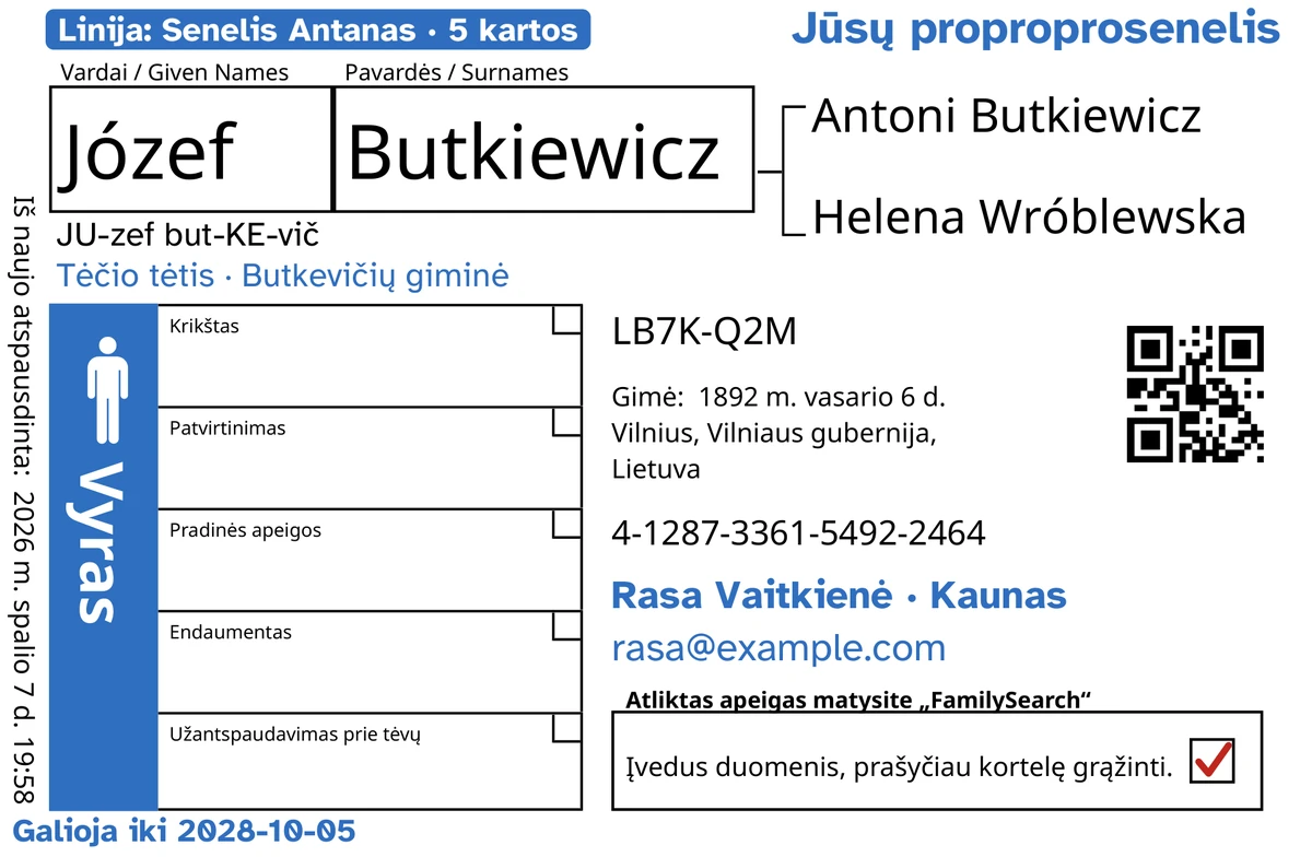 Pavyzdinės kortelės priekinė pusė po TempleKit apdorojimo, išgalvotas vyras: Józef Butkiewicz. Mėlynai pridėta: žymė „Linija: Senelis Antanas · 5 kartos“, „Jūsų proproprosenelis“ viršuje dešinėje, „Tėčio tėtis · Butkevičių giminė“ po vardu, kontaktų eilutė „Rasa Vaitkienė · Kaunas“ ir „Galioja iki 2028-10-05“. Juodai pridėta, kaip ištarti vardą: „JU-zef but-KE-vič“. Langelis „Vyras“ nuspalvintas mėlyna spalva, o grąžinimo langelyje – raudona varnelė. Visa kita – paties FamilySearch spaudinys.