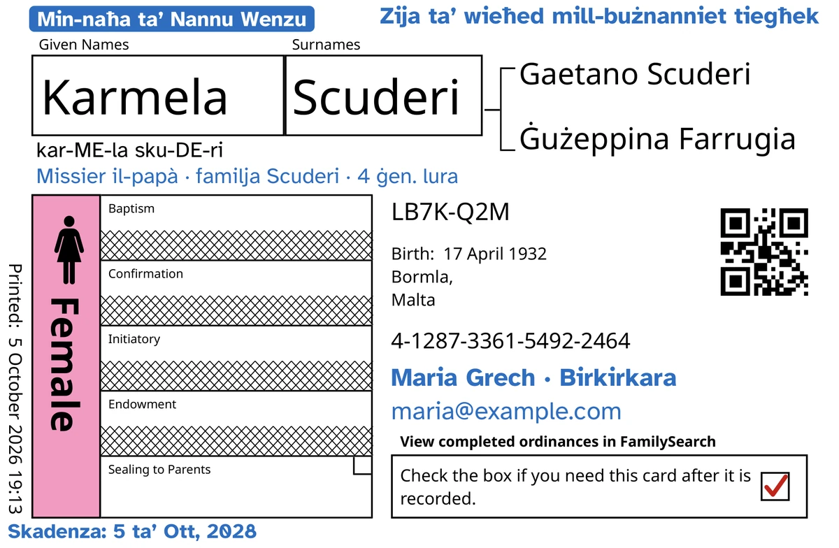 Eżempju tan-naħa ta’ quddiem ta’ karta, wara TempleKit, għal tifla vvintata li mietet żgħira, Karmela Scuderi: hija miftuħa biss l-ordinanza tal-Issiġillar mal-Ġenituri, u FamilySearch qata’ l-erba’ ringieli l-oħra. Miżjud bil-blu: it-tikketta “Min-naħa ta’ Nannu Wenzu · 4 ġen.”, “Zija ta’ wieħed mill-bużnanniet tiegħek” fuq nett fuq il-lemin, “Missier il-papà · familja Scuderi” taħt l-isem, il-linja tal-kuntatt “Maria Grech · Birkirkara” u “Skadenza: 5 ta’ Ott, 2028”. Miżjud bl-iswed: kif jingħad l-isem, “kar-ME-la sku-DE-ri”. Il-kaxxa “Female” hija mimlija roża u l-kaxxa tar-ritorn għandha marka ħamra. Il-bqija kollu huwa l-istampar ta’ FamilySearch stess.
