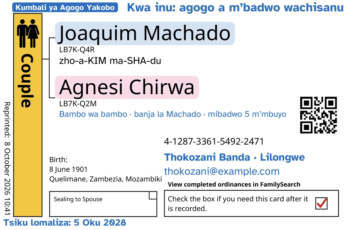 Kutsogolo kwa khadi lachitsanzo la okwatirana (kutsindikizidwa kwa okwatirana), litadutsa mu TempleKit, la mwamuna ndi mkazi ongopeka, Joaquim Machado ndi Agnesi Chirwa. Zowonjezedwa m’mtundu wabuluu: chizindikiro “Kumbali ya Agogo Yakobo · mibadwo 5”, “Kwa inu: agogo a m’badwo wachisanu” pamwamba kumanja, “Bambo wa bambo · banja la Machado” pansi pa maina, mzere wolumikizirana “Thokozani Banda · Lilongwe” ndi “Tsiku lomaliza: 5 Oku 2028”. Zowonjezedwa m’mtundu wakuda: mmene mungatchulire dzina lililonse, kuyambira ndi “zho-a-KIM ma-SHA-du”. Bokosi la Couple ladzazidwa ndi golide, dzina lililonse lili ndi mtundu wofewa kumbuyo kwake, ndipo bokosi lobweza lili ndi chizindikiro chofiira. Zina zonse n’zosindikizidwa ndi FamilySearch yokha.